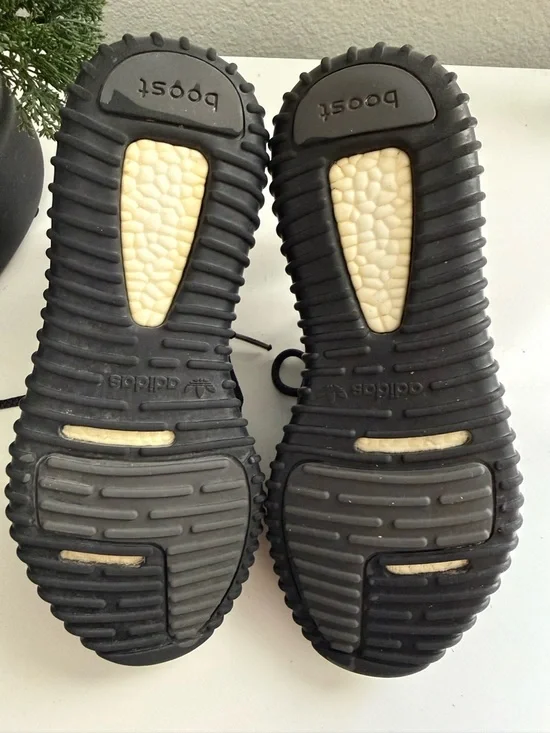 adidas Yezzy boost 350 V1 pirate black womens Black and Dark Gray - Picture 5 of 8